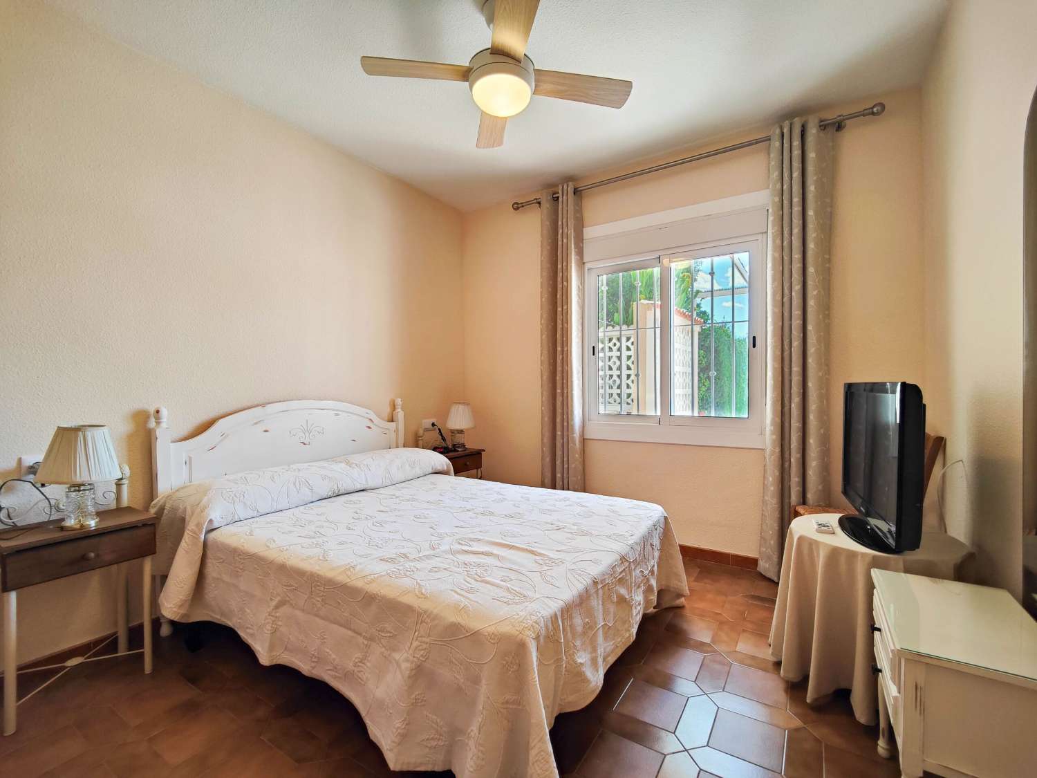 RENOVERET BUNGALOW I STUEETAGEN, SYDVENDT, MED STOR HAVE I LA REGIA - ORIHUELA COSTA