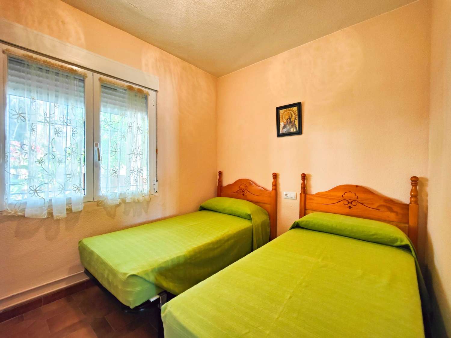 RENOVERET BUNGALOW I STUEETAGEN, SYDVENDT, MED STOR HAVE I LA REGIA - ORIHUELA COSTA