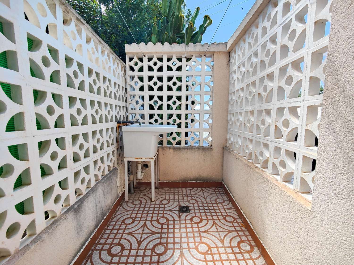 RENOVERET BUNGALOW I STUEETAGEN, SYDVENDT, MED STOR HAVE I LA REGIA - ORIHUELA COSTA