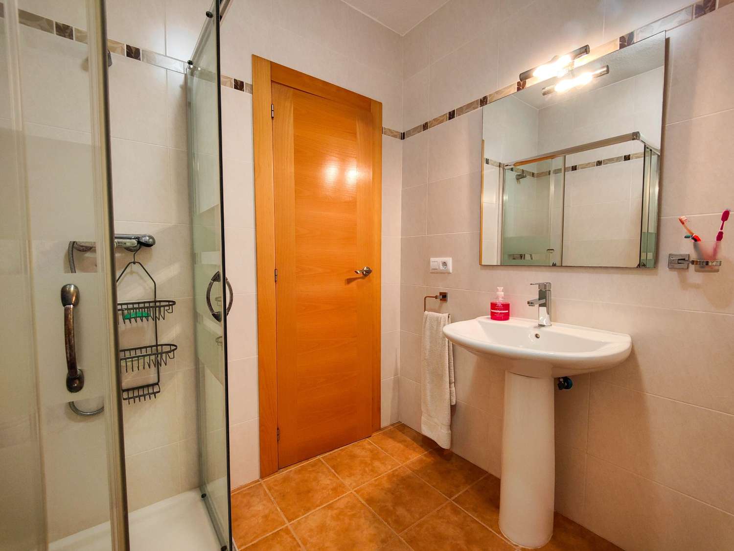 RENOVERET BUNGALOW I STUEETAGEN, SYDVENDT, MED STOR HAVE I LA REGIA - ORIHUELA COSTA