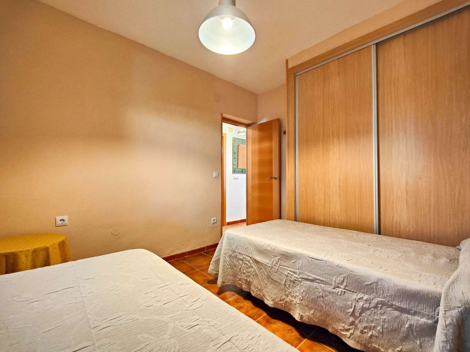 RENOVERET BUNGALOW I STUEETAGEN, SYDVENDT, MED STOR HAVE I LA REGIA - ORIHUELA COSTA