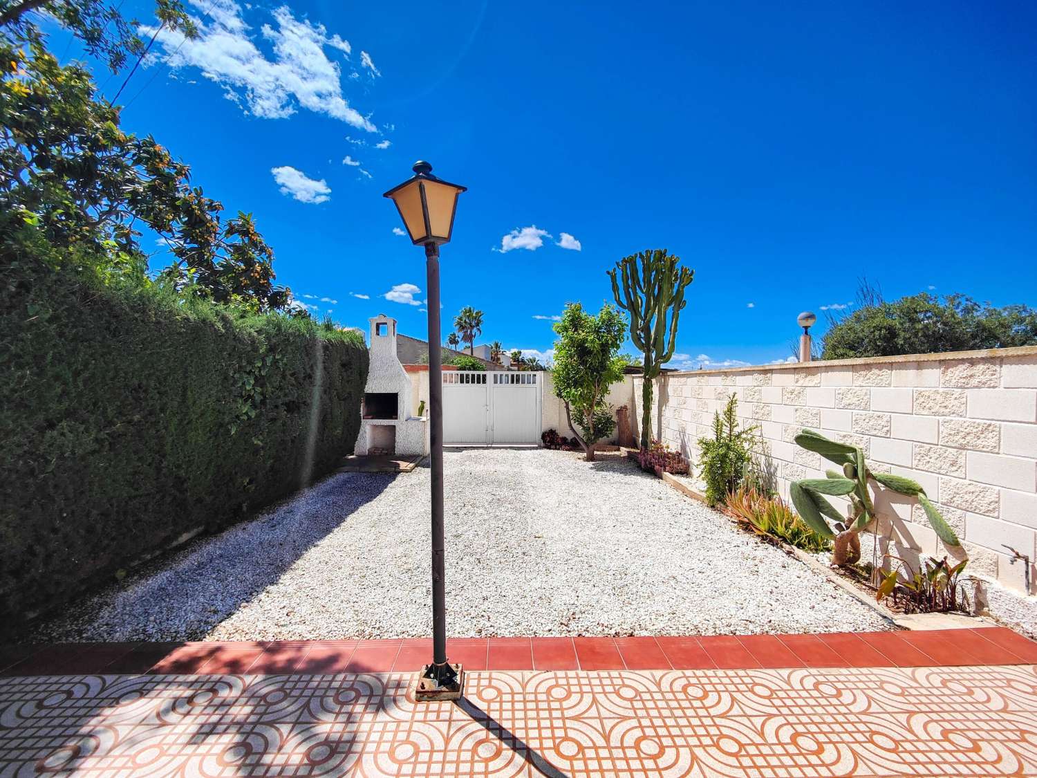 RENOVERET BUNGALOW I STUEETAGEN, SYDVENDT, MED STOR HAVE I LA REGIA - ORIHUELA COSTA
