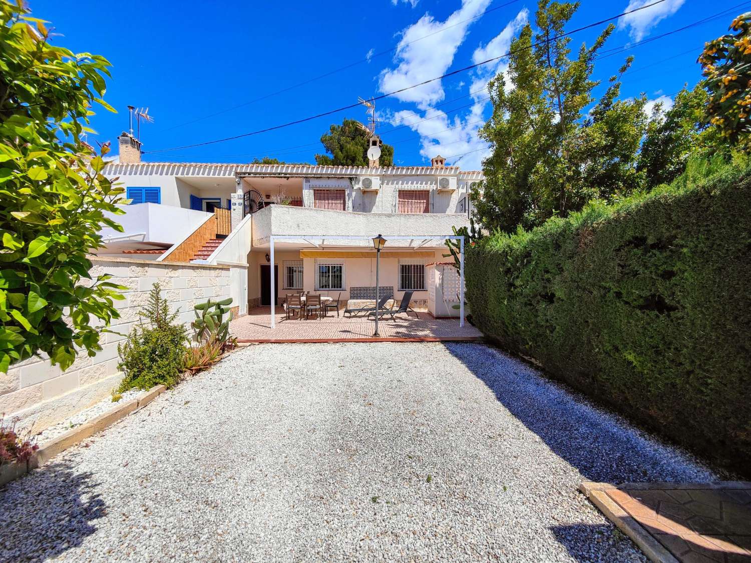 RENOVERET BUNGALOW I STUEETAGEN, SYDVENDT, MED STOR HAVE I LA REGIA - ORIHUELA COSTA