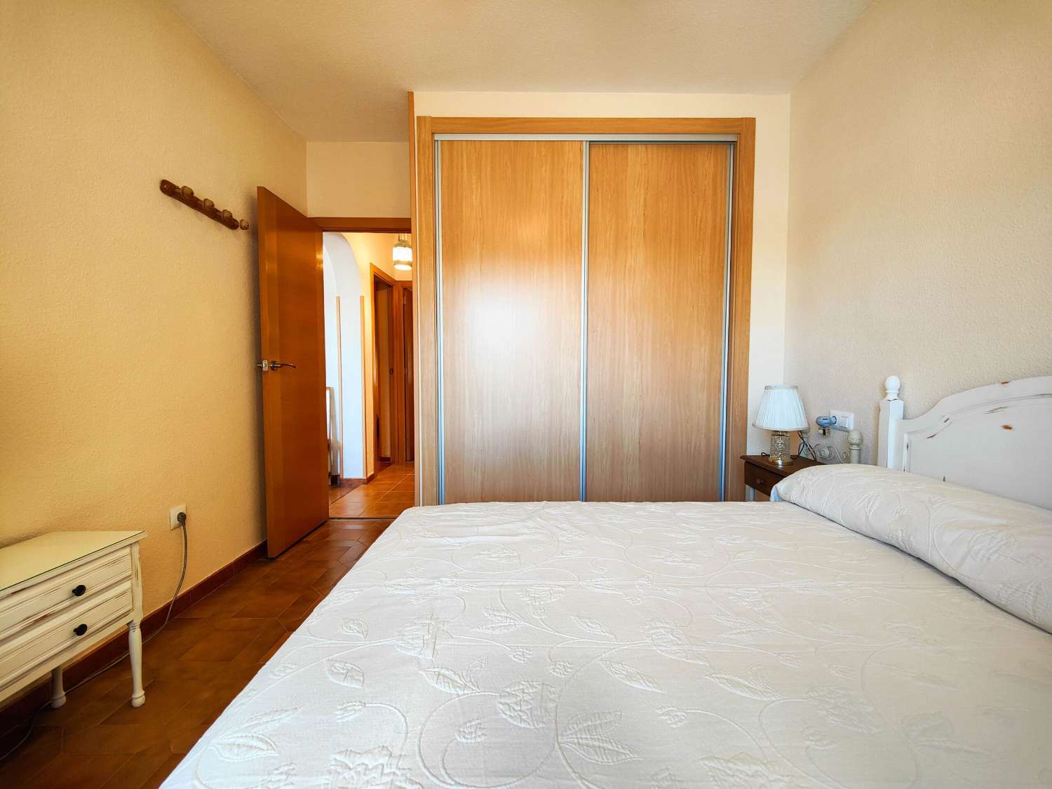 RENOVERET BUNGALOW I STUEETAGEN, SYDVENDT, MED STOR HAVE I LA REGIA - ORIHUELA COSTA
