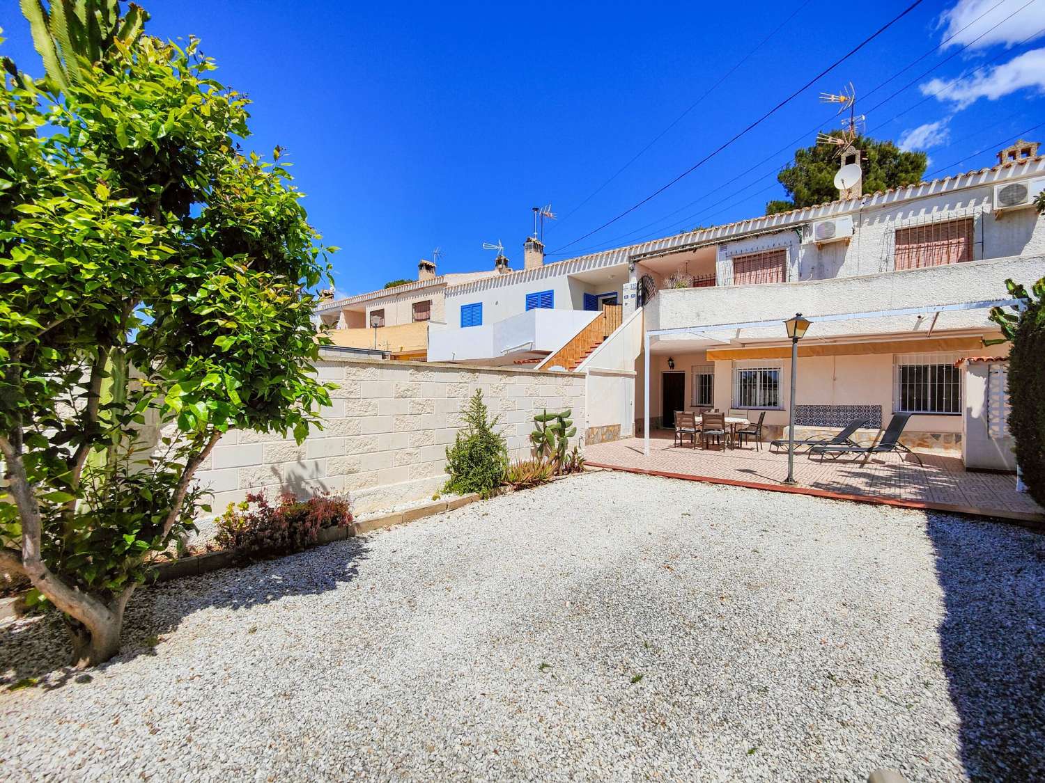 RENOVERET BUNGALOW I STUEETAGEN, SYDVENDT, MED STOR HAVE I LA REGIA - ORIHUELA COSTA