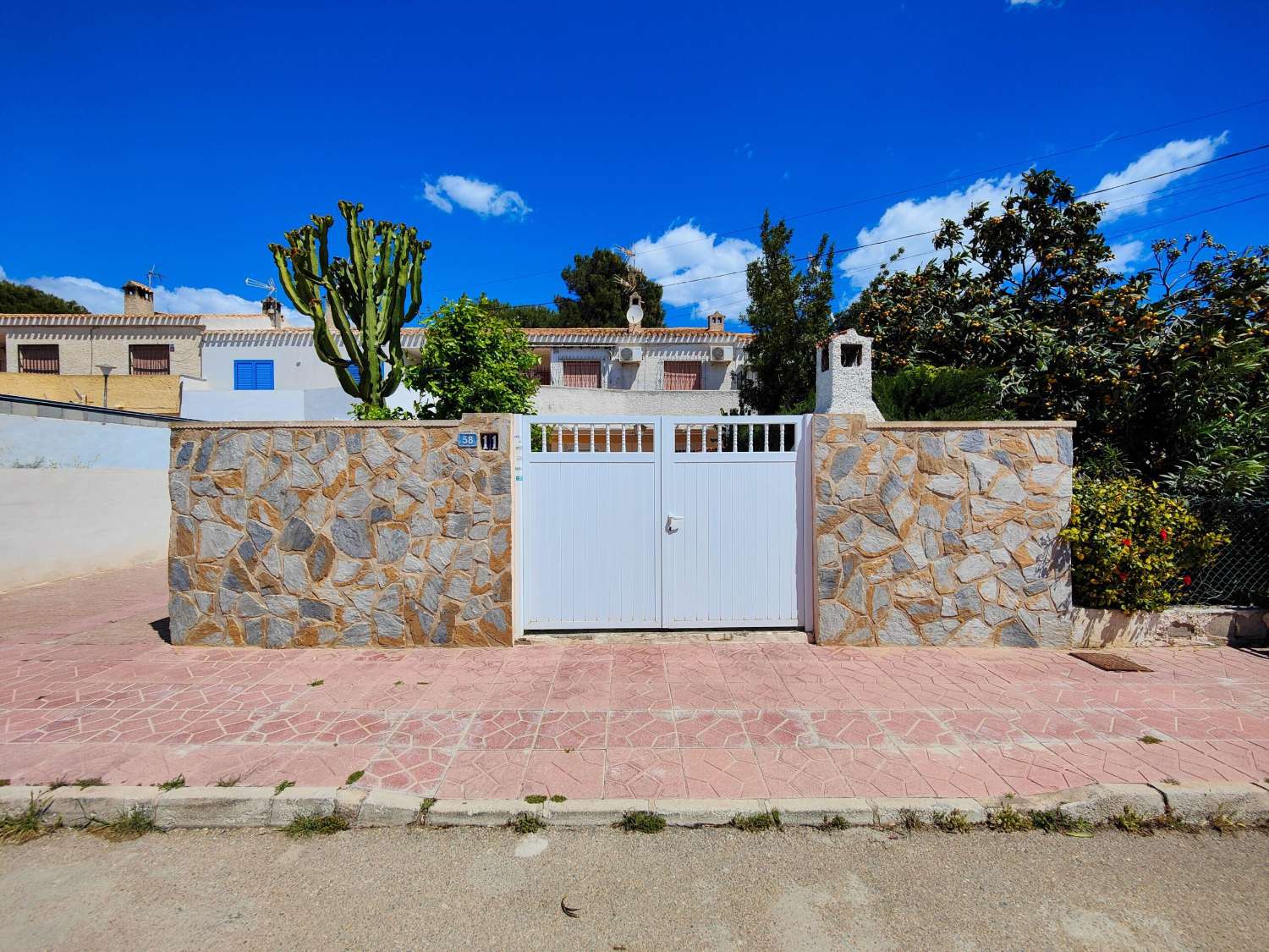 RENOVERET BUNGALOW I STUEETAGEN, SYDVENDT, MED STOR HAVE I LA REGIA - ORIHUELA COSTA