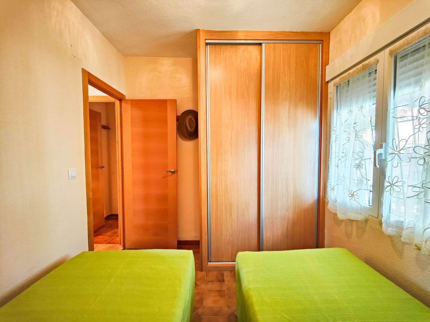 RENOVERET BUNGALOW I STUEETAGEN, SYDVENDT, MED STOR HAVE I LA REGIA - ORIHUELA COSTA