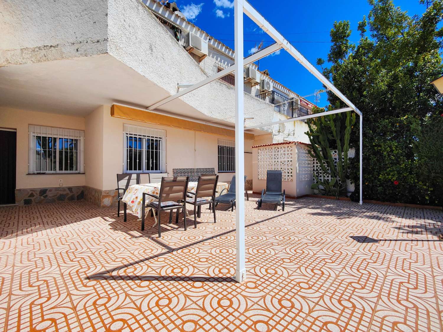 RENOVERET BUNGALOW I STUEETAGEN, SYDVENDT, MED STOR HAVE I LA REGIA - ORIHUELA COSTA
