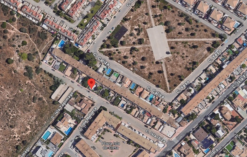 RENOVERET BUNGALOW I STUEETAGEN, SYDVENDT, MED STOR HAVE I LA REGIA - ORIHUELA COSTA