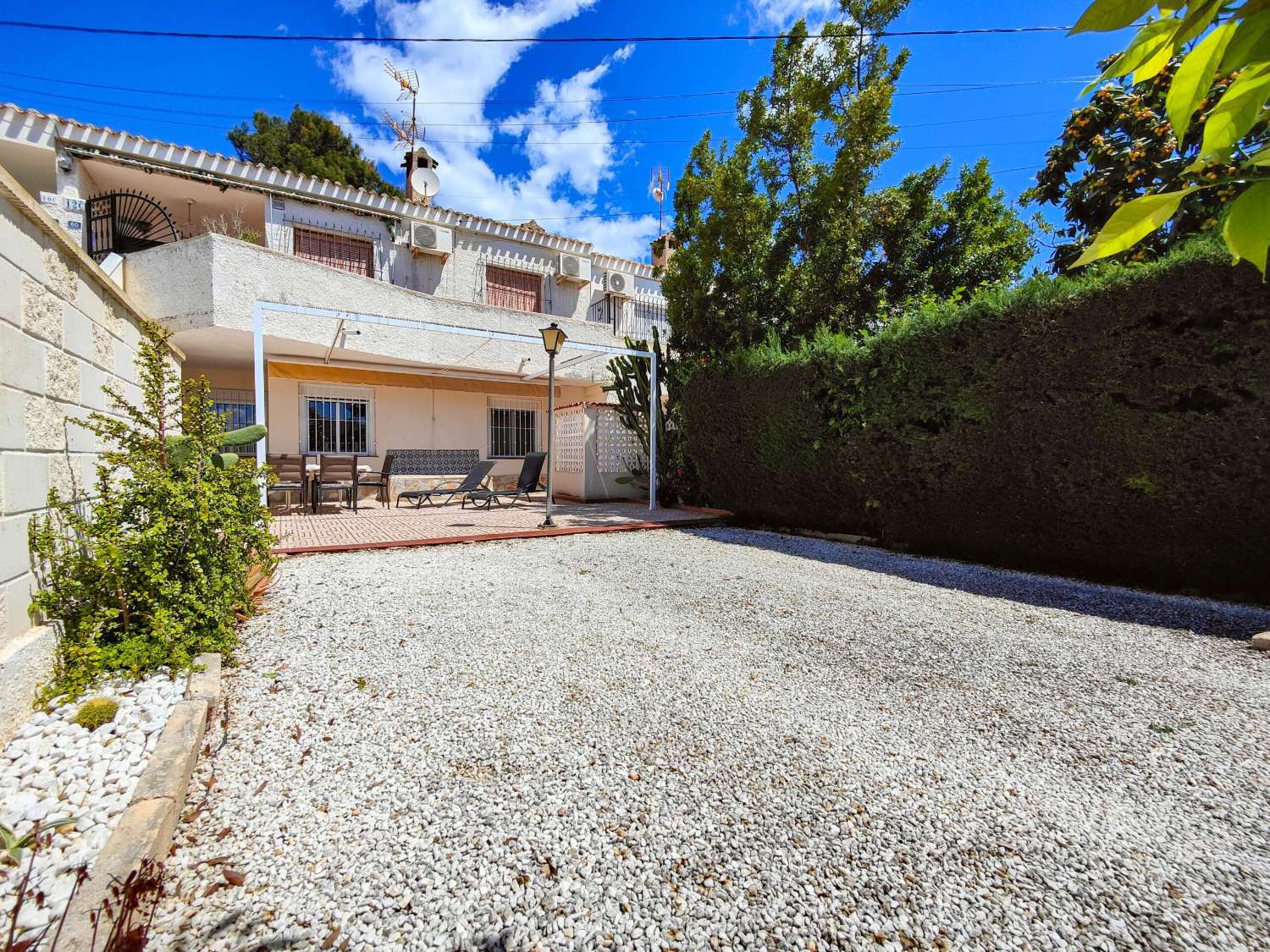 RENOVERET BUNGALOW I STUEETAGEN, SYDVENDT, MED STOR HAVE I LA REGIA - ORIHUELA COSTA