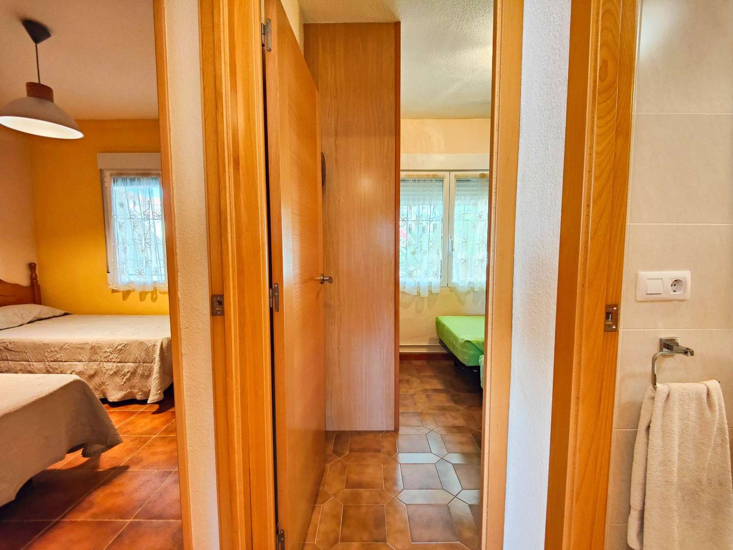 RENOVERET BUNGALOW I STUEETAGEN, SYDVENDT, MED STOR HAVE I LA REGIA - ORIHUELA COSTA