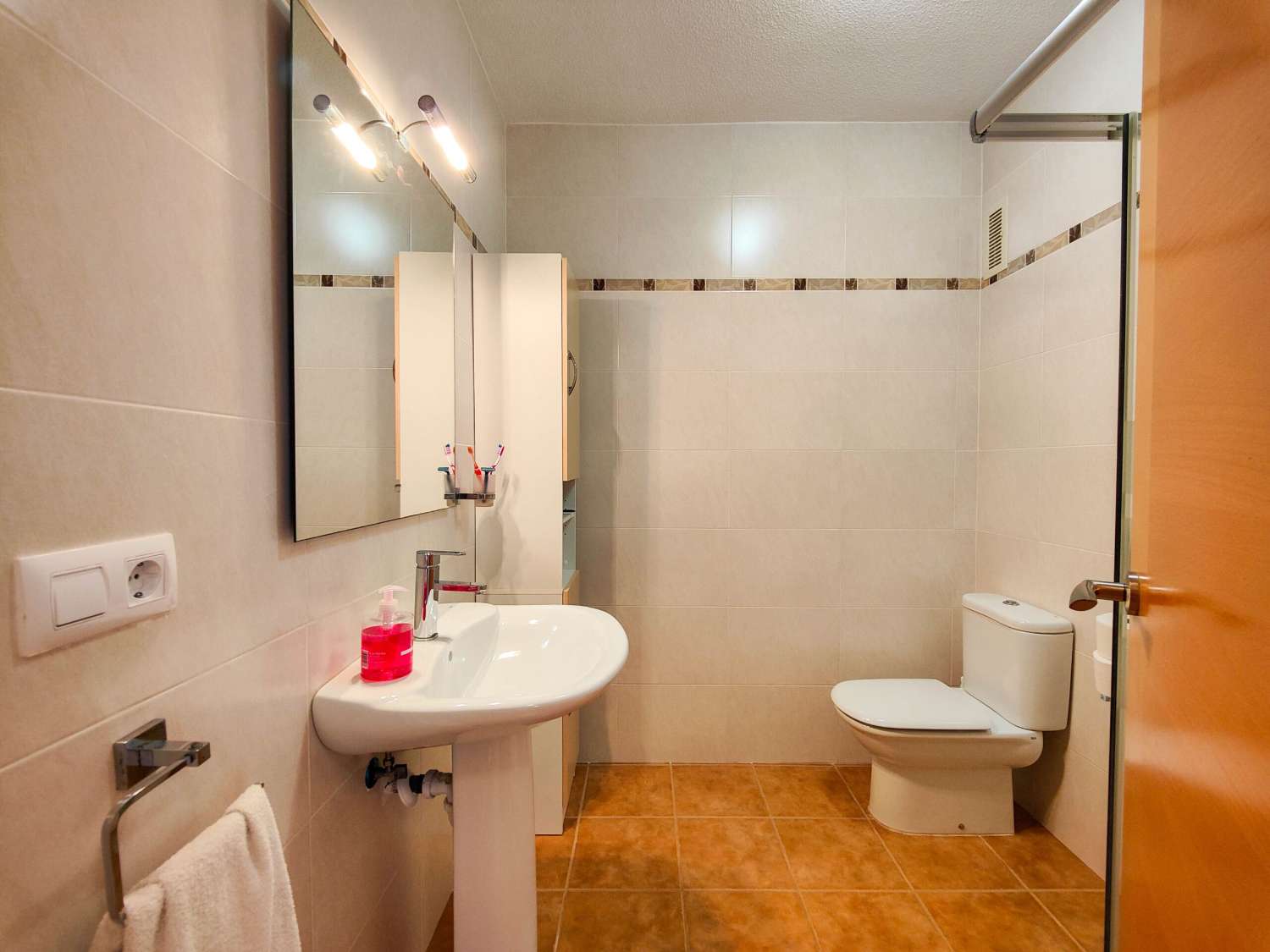 RENOVERET BUNGALOW I STUEETAGEN, SYDVENDT, MED STOR HAVE I LA REGIA - ORIHUELA COSTA
