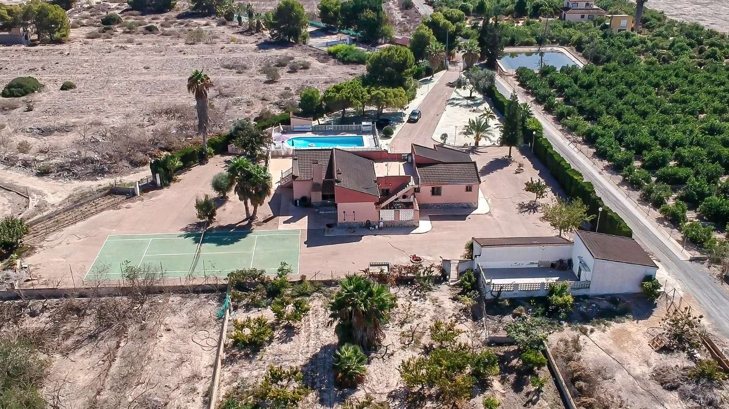 位于 ALGORFA 的壮观 FINCA 酒店，设有私人泳池、网球场和超过 10,000 平方米的地块