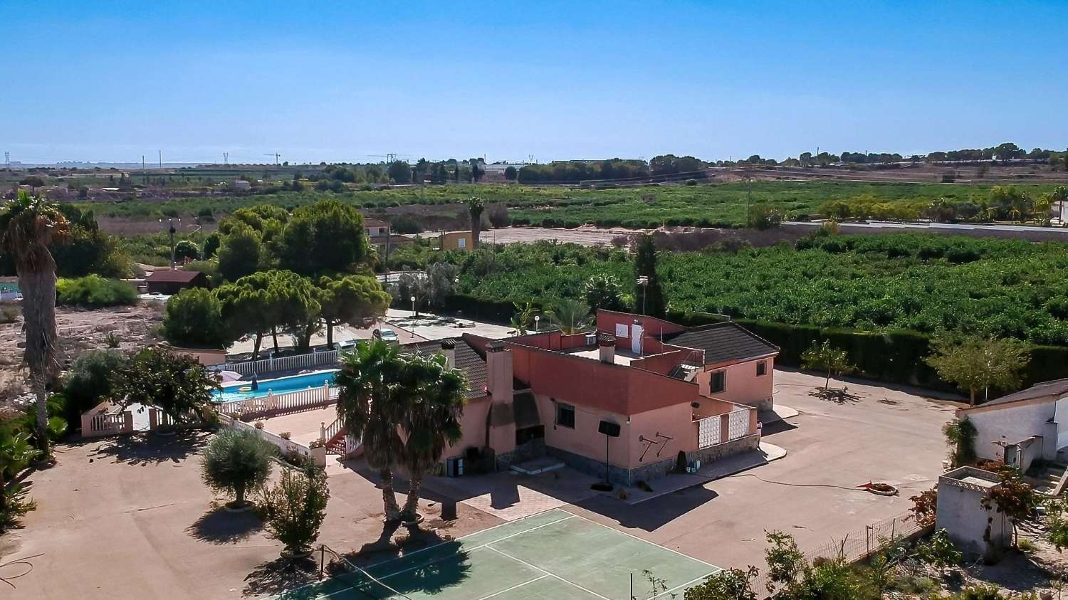 位于 ALGORFA 的壮观 FINCA 酒店，设有私人泳池、网球场和超过 10,000 平方米的地块