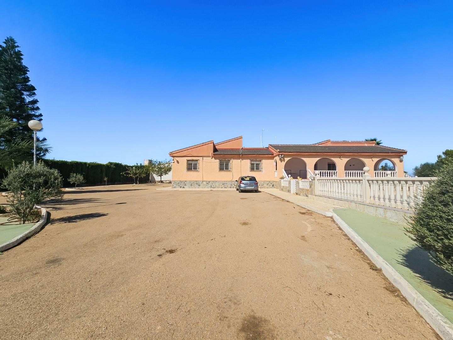 位于 ALGORFA 的壮观 FINCA 酒店，设有私人泳池、网球场和超过 10,000 平方米的地块