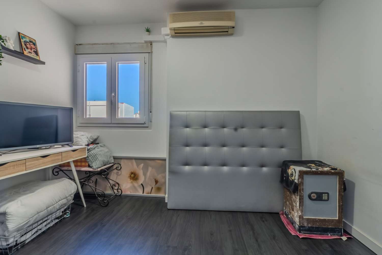 探索这间宽敞明亮的公寓，位于托雷维耶哈 （TORREVIEJA） 市中心，距离大海仅几步之遥