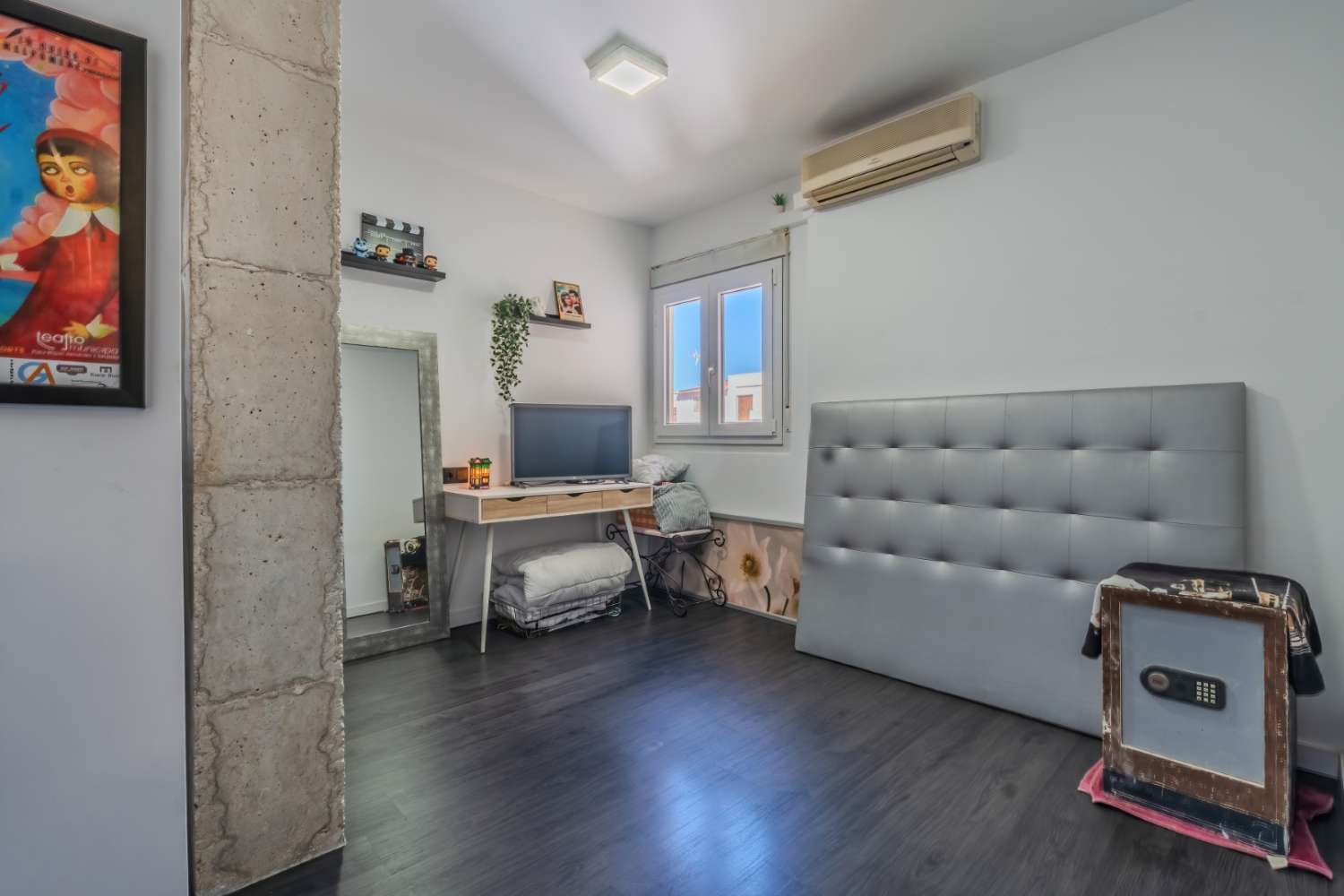 探索这间宽敞明亮的公寓，位于托雷维耶哈 （TORREVIEJA） 市中心，距离大海仅几步之遥
