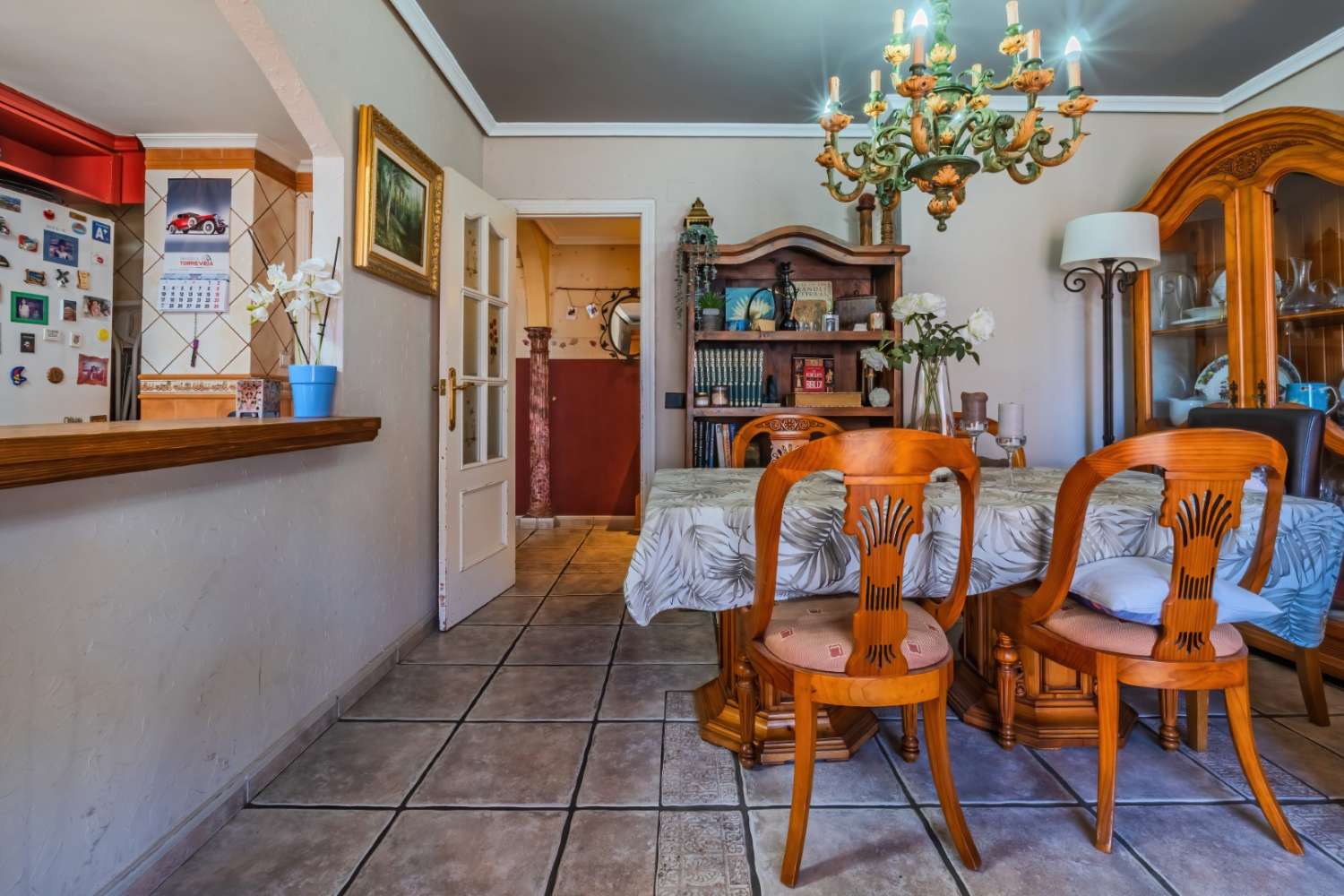 探索这间宽敞明亮的公寓，位于托雷维耶哈 （TORREVIEJA） 市中心，距离大海仅几步之遥