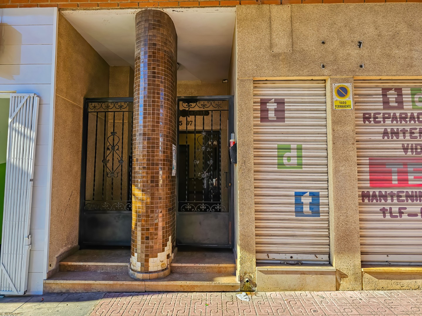 探索这间宽敞明亮的公寓，位于托雷维耶哈 （TORREVIEJA） 市中心，距离大海仅几步之遥