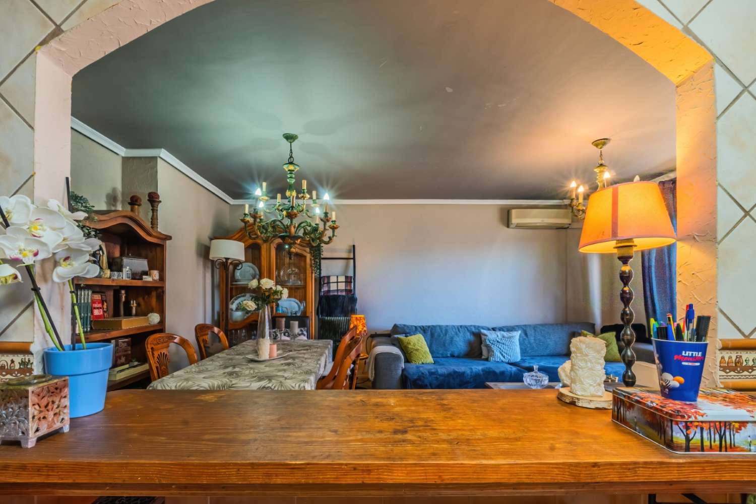 探索这间宽敞明亮的公寓，位于托雷维耶哈 （TORREVIEJA） 市中心，距离大海仅几步之遥