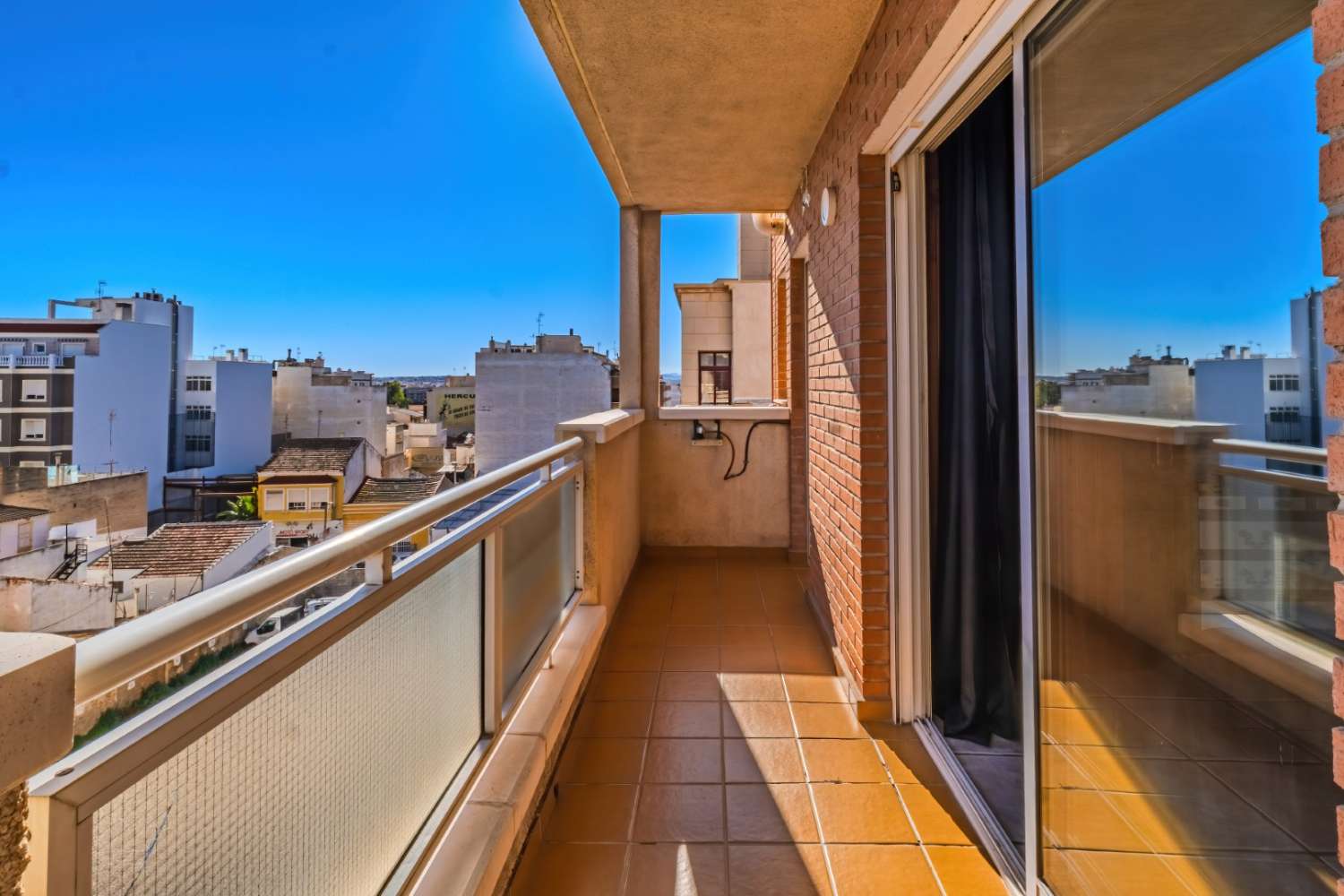 探索这间宽敞明亮的公寓，位于托雷维耶哈 （TORREVIEJA） 市中心，距离大海仅几步之遥