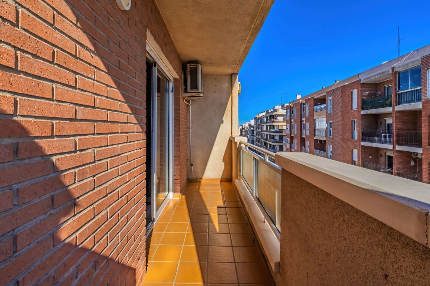 探索这间宽敞明亮的公寓，位于托雷维耶哈 （TORREVIEJA） 市中心，距离大海仅几步之遥