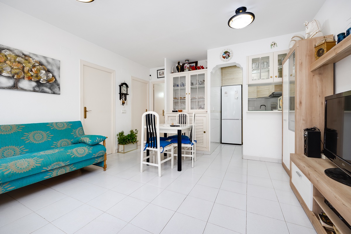 ENCANTADOR ADOSADO EN TORREVIEJA CON 4 DORMITORIOS, TERRAZA PRIVADA Y PISCINA COMUNITARIA