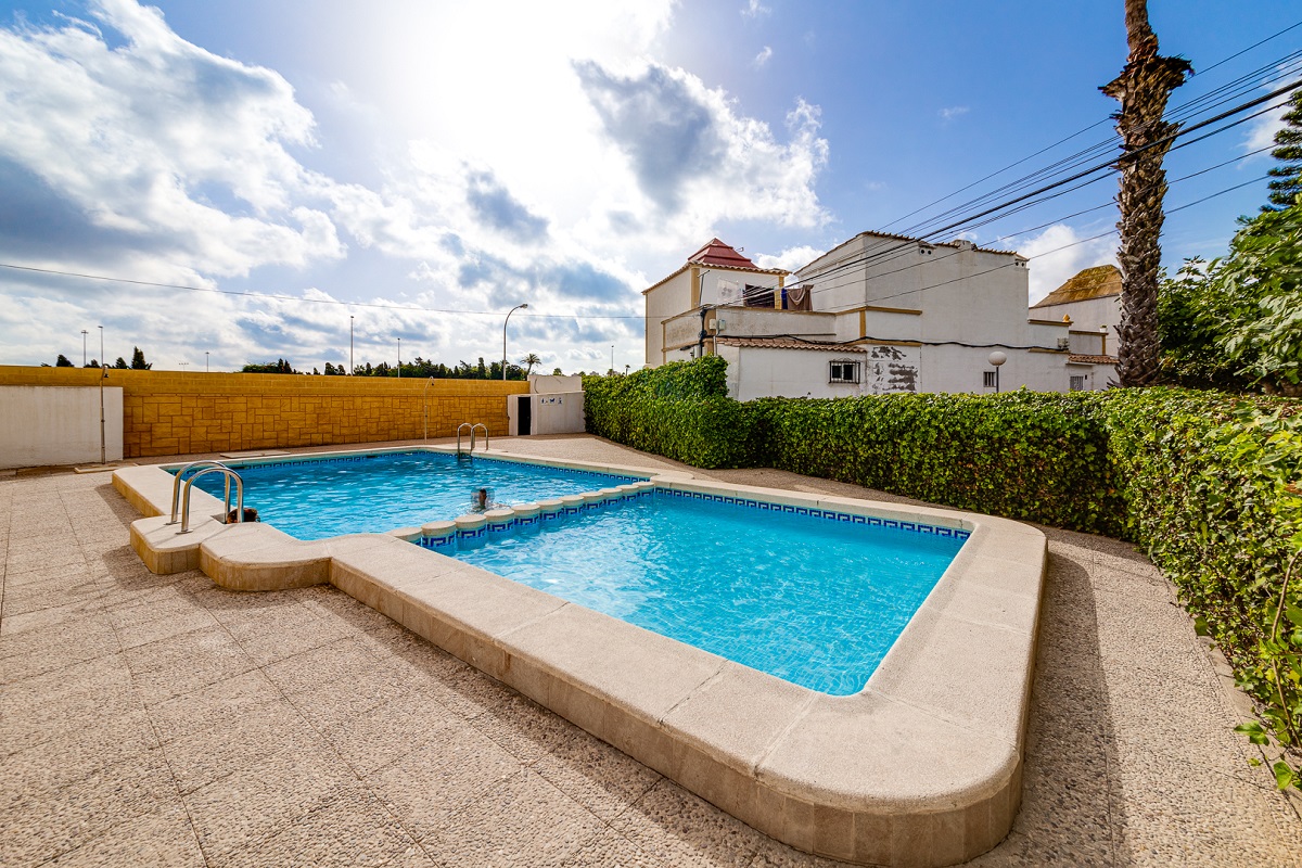 ENCANTADOR ADOSADO EN TORREVIEJA CON 4 DORMITORIOS, TERRAZA PRIVADA Y PISCINA COMUNITARIA