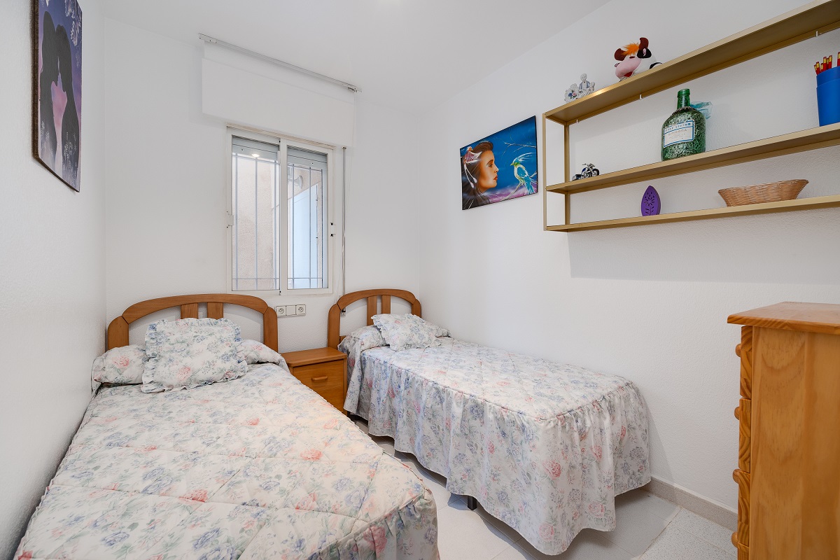 ENCANTADOR ADOSADO EN TORREVIEJA CON 4 DORMITORIOS, TERRAZA PRIVADA Y PISCINA COMUNITARIA