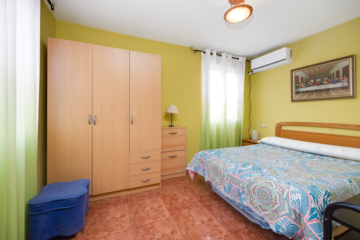 ENCANTADOR ADOSADO EN TORREVIEJA CON 4 DORMITORIOS, TERRAZA PRIVADA Y PISCINA COMUNITARIA