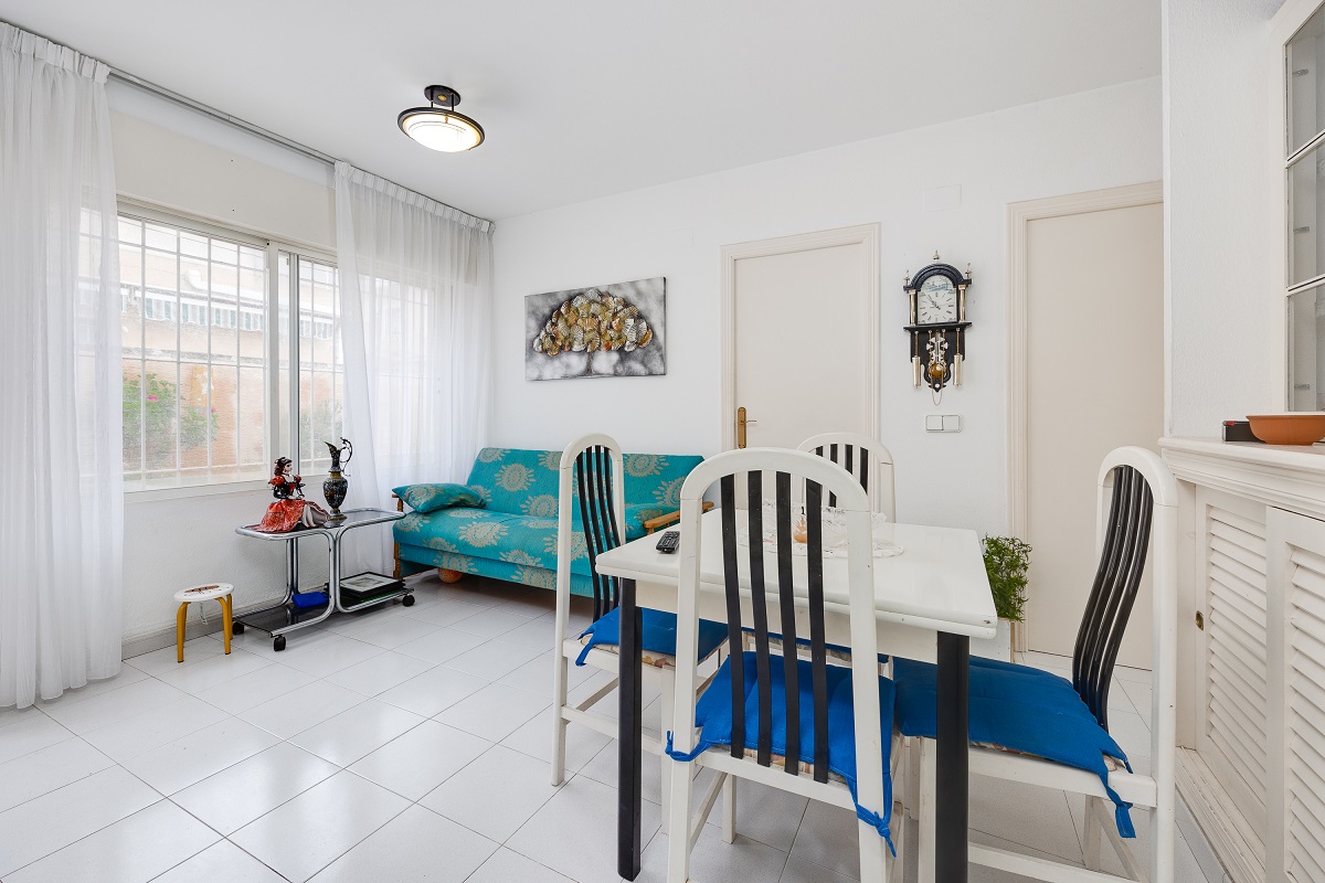 ENCANTADOR ADOSADO EN TORREVIEJA CON 4 DORMITORIOS, TERRAZA PRIVADA Y PISCINA COMUNITARIA