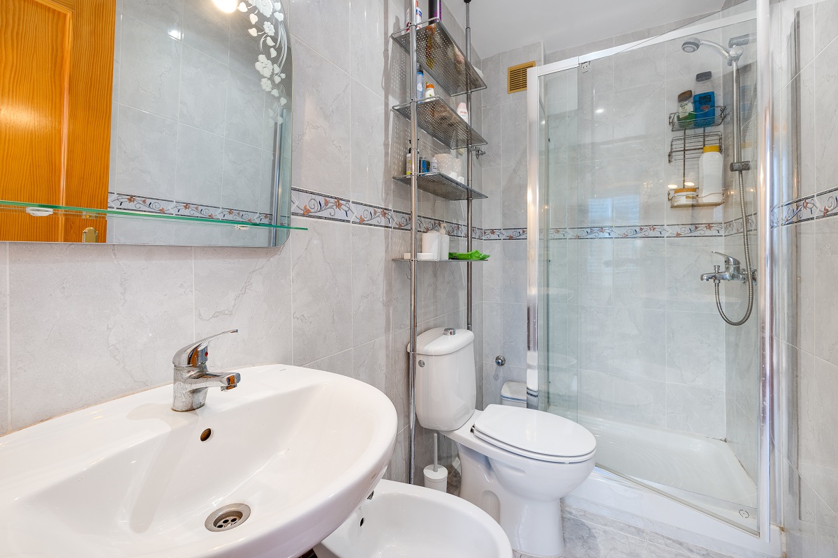 ENCANTADOR ADOSADO EN TORREVIEJA CON 4 DORMITORIOS, TERRAZA PRIVADA Y PISCINA COMUNITARIA