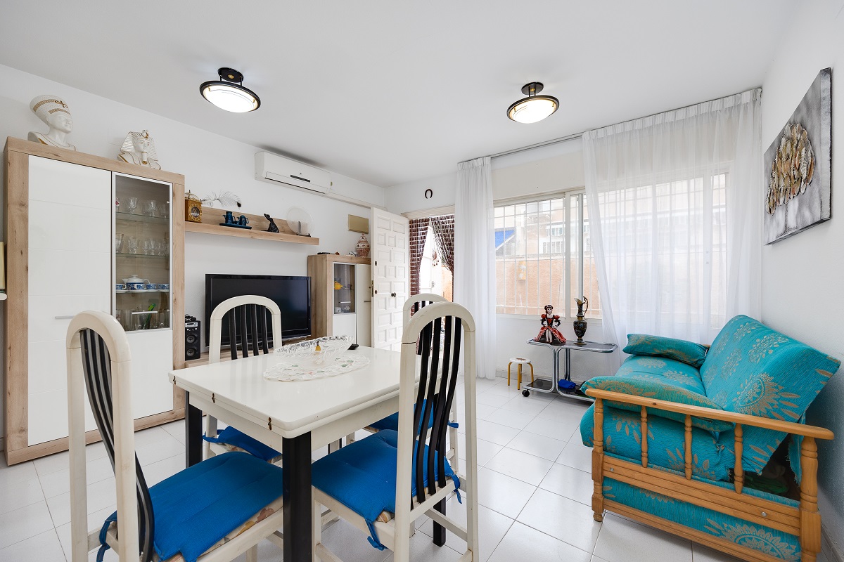 ENCANTADOR ADOSADO EN TORREVIEJA CON 4 DORMITORIOS, TERRAZA PRIVADA Y PISCINA COMUNITARIA
