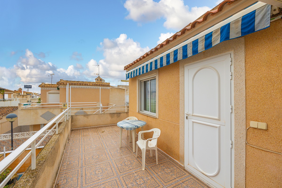 ENCANTADOR ADOSADO EN TORREVIEJA CON 4 DORMITORIOS, TERRAZA PRIVADA Y PISCINA COMUNITARIA