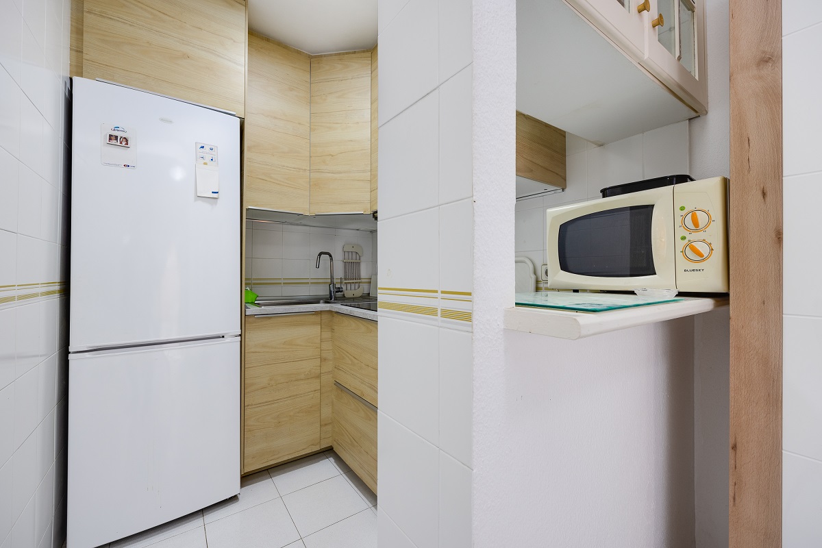 ENCANTADOR ADOSADO EN TORREVIEJA CON 4 DORMITORIOS, TERRAZA PRIVADA Y PISCINA COMUNITARIA