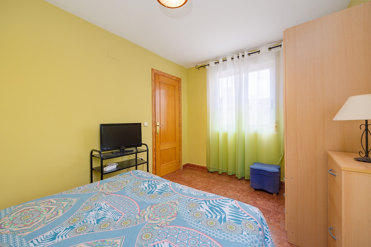 ENCANTADOR ADOSADO EN TORREVIEJA CON 4 DORMITORIOS, TERRAZA PRIVADA Y PISCINA COMUNITARIA