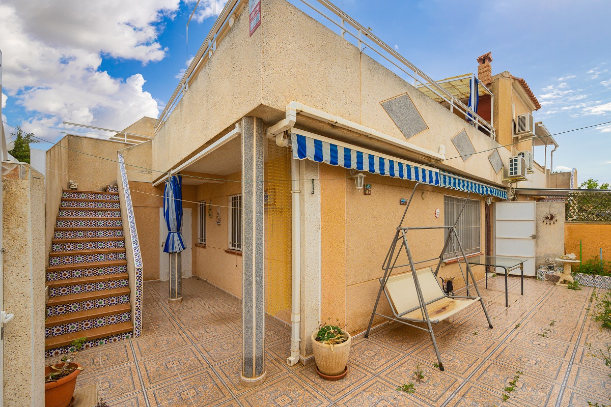 ENCANTADOR ADOSADO EN TORREVIEJA CON 4 DORMITORIOS, TERRAZA PRIVADA Y PISCINA COMUNITARIA