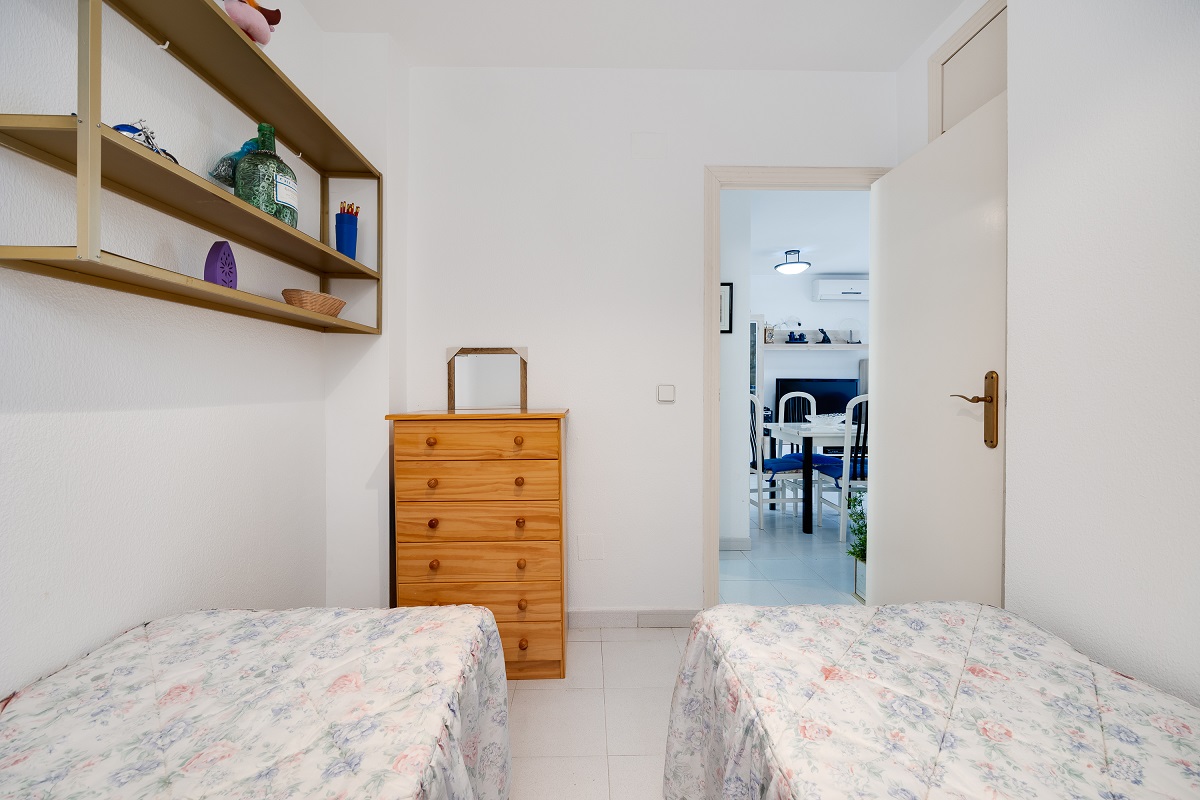 ENCANTADOR ADOSADO EN TORREVIEJA CON 4 DORMITORIOS, TERRAZA PRIVADA Y PISCINA COMUNITARIA