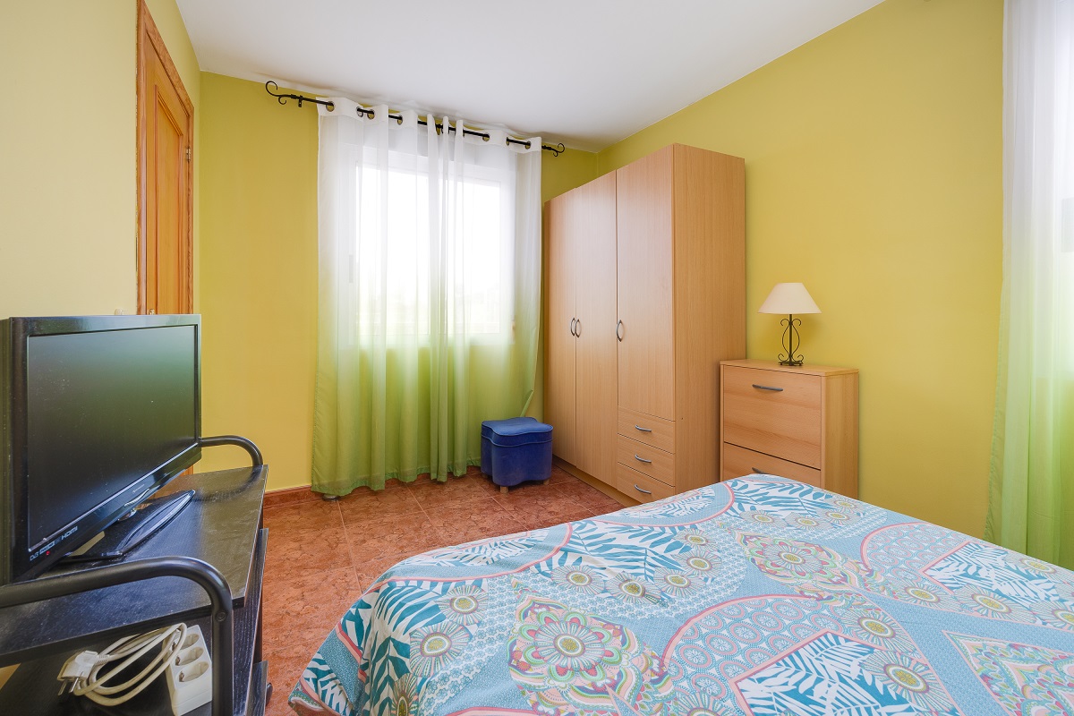 ENCANTADOR ADOSADO EN TORREVIEJA CON 4 DORMITORIOS, TERRAZA PRIVADA Y PISCINA COMUNITARIA