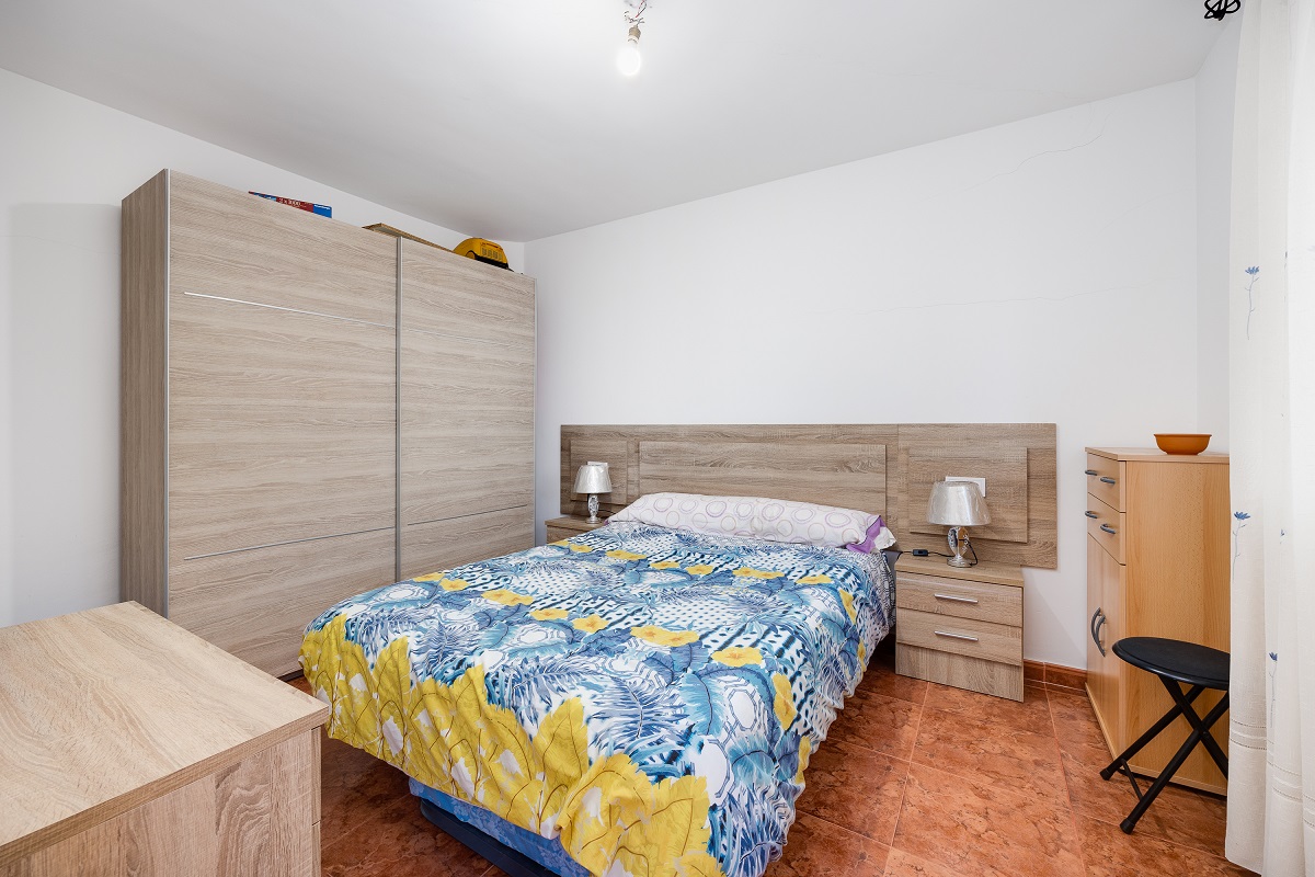 ENCANTADOR ADOSADO EN TORREVIEJA CON 4 DORMITORIOS, TERRAZA PRIVADA Y PISCINA COMUNITARIA