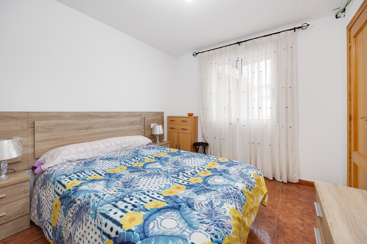 ENCANTADOR ADOSADO EN TORREVIEJA CON 4 DORMITORIOS, TERRAZA PRIVADA Y PISCINA COMUNITARIA