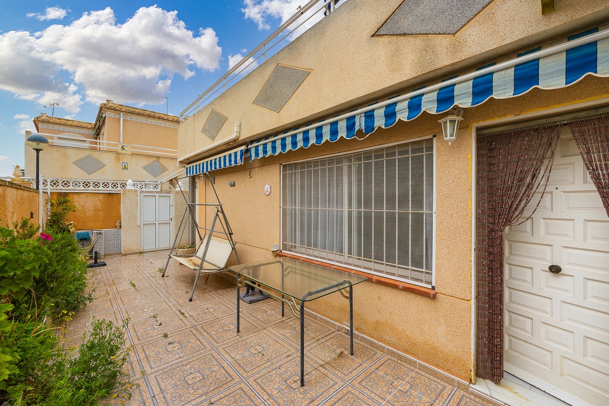 ENCANTADOR ADOSADO EN TORREVIEJA CON 4 DORMITORIOS, TERRAZA PRIVADA Y PISCINA COMUNITARIA