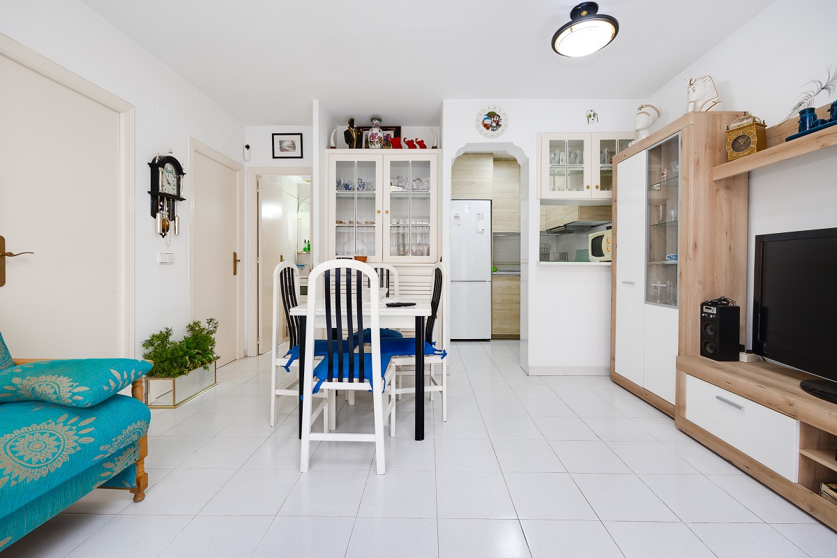 ENCANTADOR ADOSADO EN TORREVIEJA CON 4 DORMITORIOS, TERRAZA PRIVADA Y PISCINA COMUNITARIA