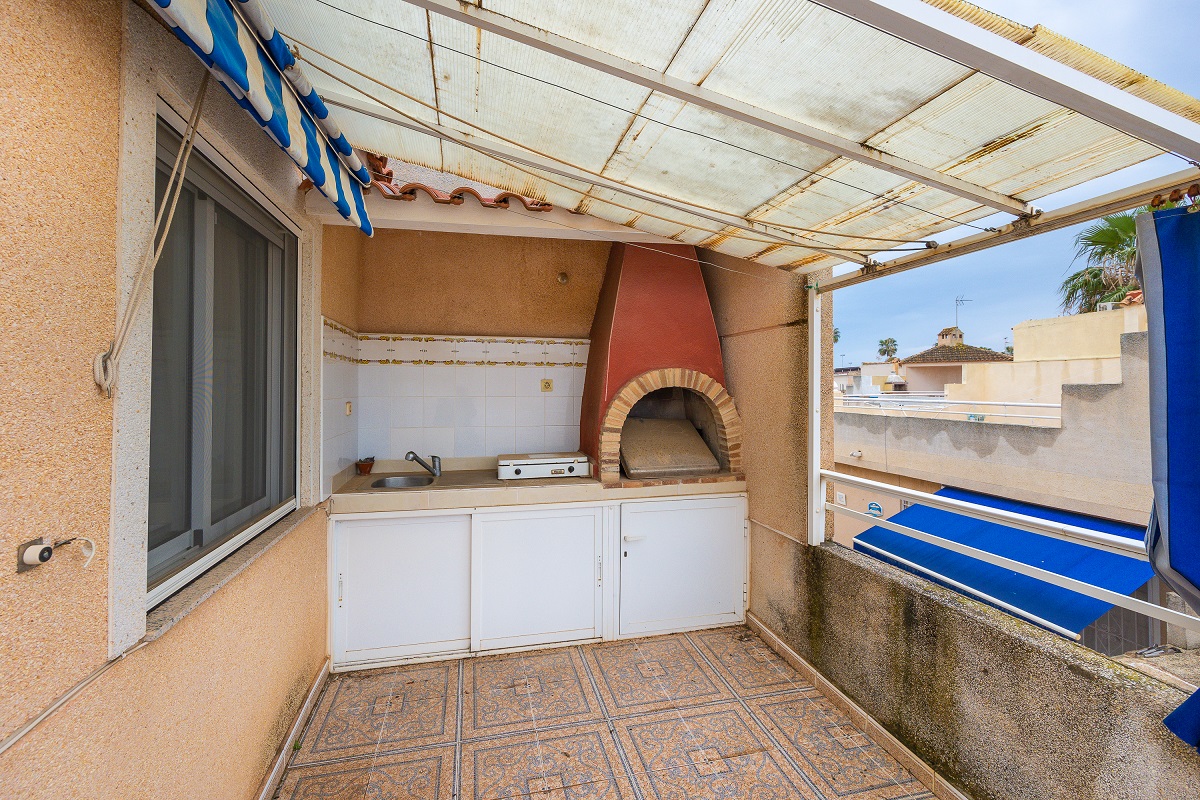 ENCANTADOR ADOSADO EN TORREVIEJA CON 4 DORMITORIOS, TERRAZA PRIVADA Y PISCINA COMUNITARIA