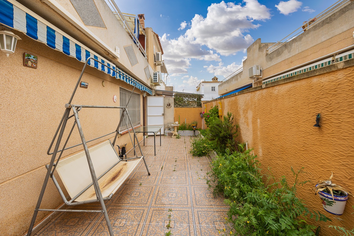 ENCANTADOR ADOSADO EN TORREVIEJA CON 4 DORMITORIOS, TERRAZA PRIVADA Y PISCINA COMUNITARIA
