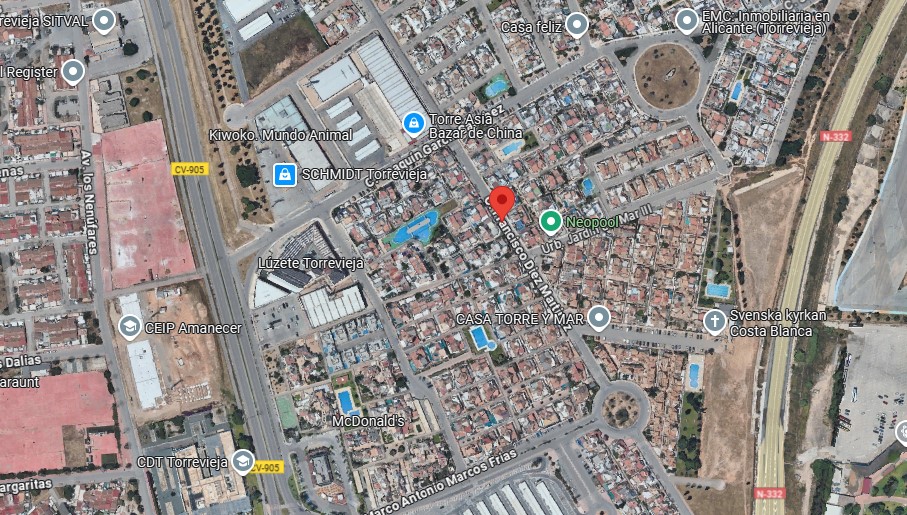 ENCANTADOR ADOSADO EN TORREVIEJA CON 4 DORMITORIOS, TERRAZA PRIVADA Y PISCINA COMUNITARIA