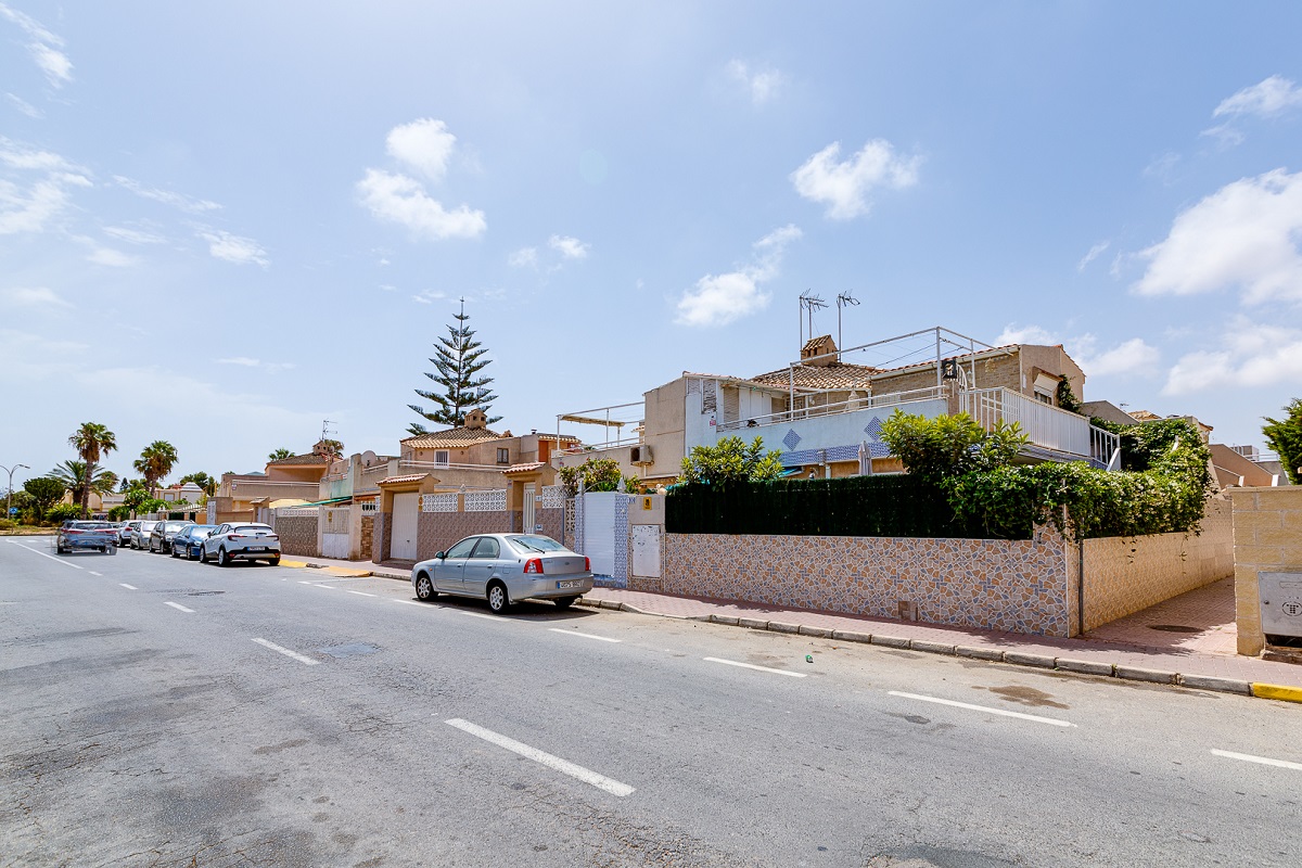 ENCANTADOR ADOSADO EN TORREVIEJA CON 4 DORMITORIOS, TERRAZA PRIVADA Y PISCINA COMUNITARIA