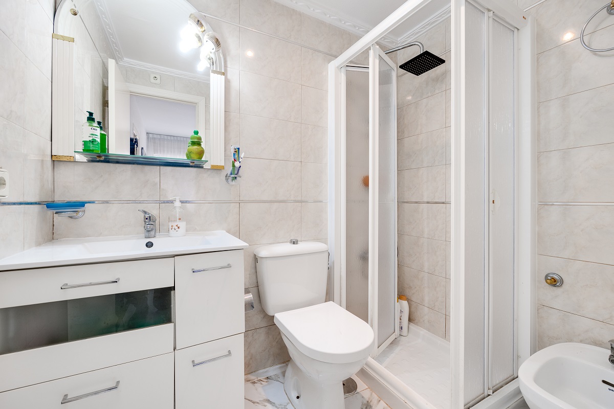 ENCANTADOR ADOSADO EN TORREVIEJA CON 4 DORMITORIOS, TERRAZA PRIVADA Y PISCINA COMUNITARIA