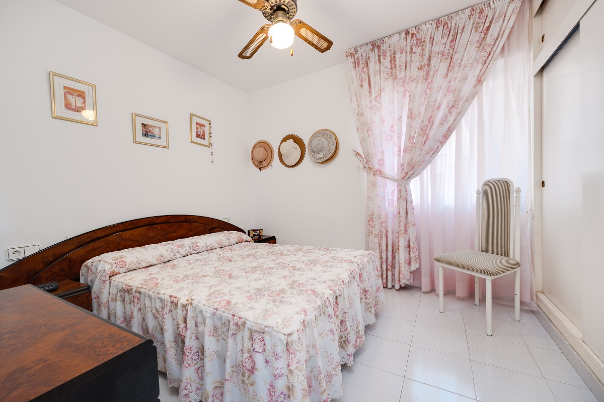 ENCANTADOR ADOSADO EN TORREVIEJA CON 4 DORMITORIOS, TERRAZA PRIVADA Y PISCINA COMUNITARIA