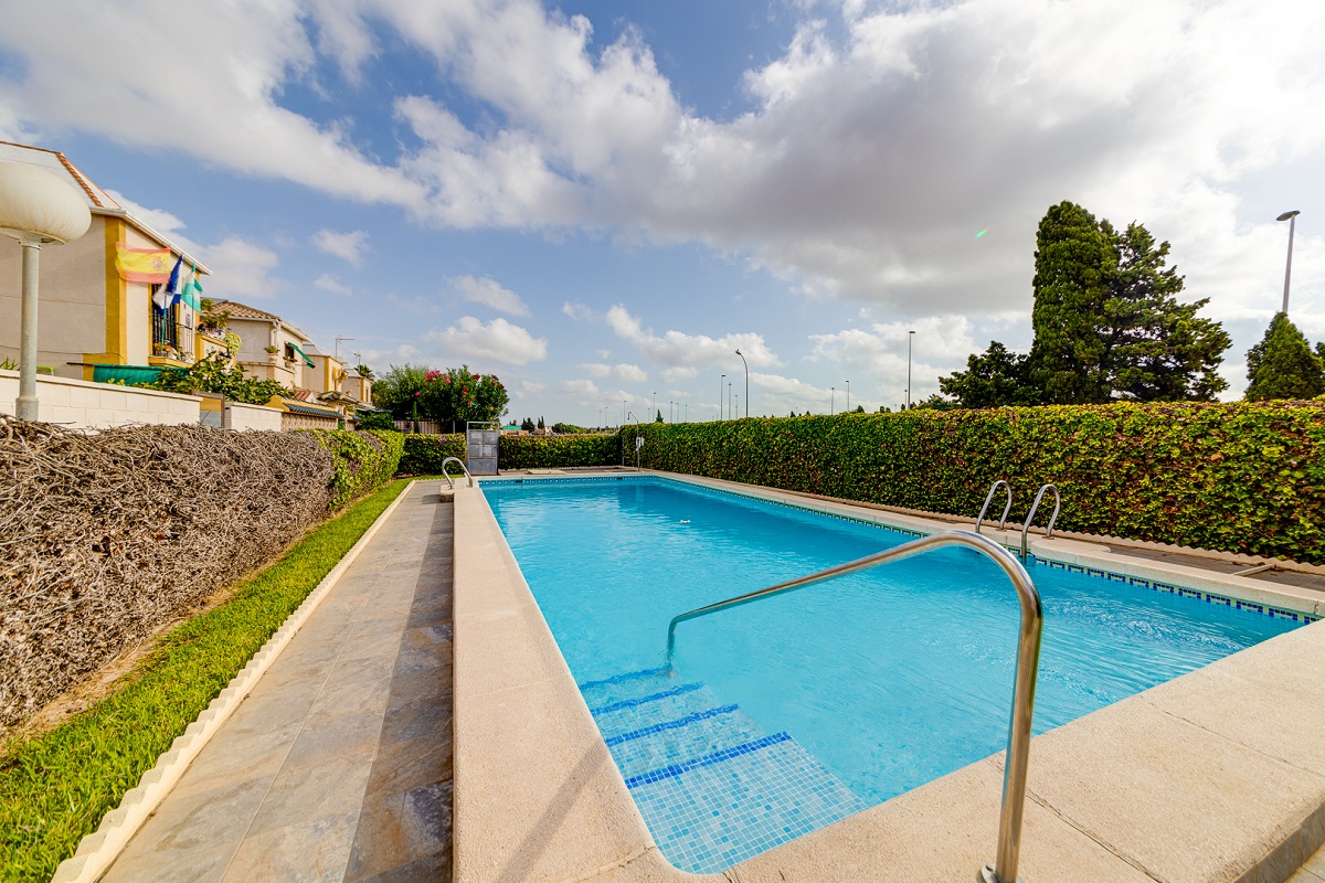 ENCANTADOR ADOSADO EN TORREVIEJA CON 4 DORMITORIOS, TERRAZA PRIVADA Y PISCINA COMUNITARIA